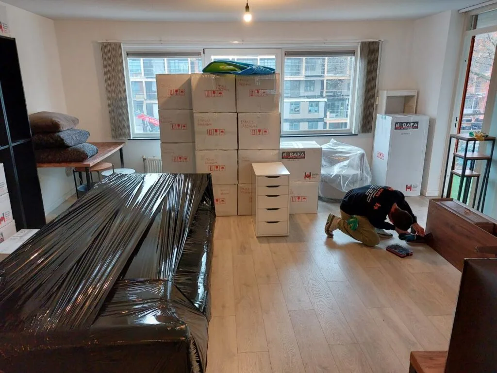 Umzugshelfer in Amsterdam entladen Kartons während eines Full-Service-Umzugs in Amsterdam